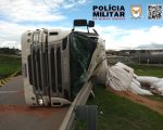 Falta de atenção: carreta com farinha de osso tomba na MG-050 em Itaúna