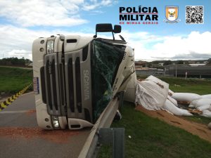 Falta de atenção: carreta com farinha de osso tomba na MG-050 em Itaúna