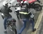 Garupa desce de moto e furta outra no Centro de Divinópolis; veja vídeo