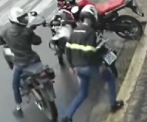 Garupa desce de moto e furta outra no Centro de Divinópolis; veja vídeo