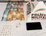 Mulher tenta fugir com crack em bolsa e roupas íntimas e é presa em Divinópolis