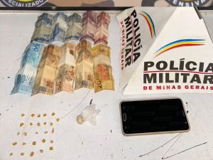 Mulher tenta fugir com crack em bolsa e roupas &iacute;ntimas e &eacute; presa em Divin&oacute;polis