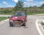 Carro bate em ambulância na BR-494 em Divinópolis