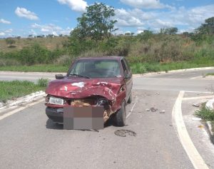 Carro bate em ambul&acirc;ncia na BR-494 em Divin&oacute;polis