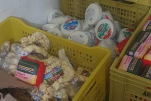 Mais de sete toneladas de queijo vencido que era comercializado foram apreendidas em Divin&oacute;polis