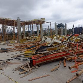 Construção de laje desmorona em trabalhadores e deixa três feridos em Itaúna
