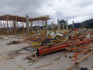 Constru&ccedil;&atilde;o de laje desmorona em trabalhadores e deixa tr&ecirc;s feridos em Ita&uacute;na