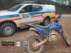 Jovem com moto com numera&ccedil;&atilde;o raspada &eacute; preso na MG-260 em Itapecerica