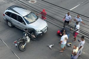 Acidente entre moto e carro deixa ferido no bairro Niter&oacute;i em Divin&oacute;polis