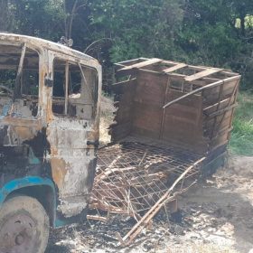 Caminhoneiro é encontrado amarrado e morto junto ao veículo em chamas na zona rural de Samonte