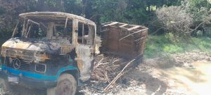 Caminhoneiro &eacute; encontrado amarrado e morto junto ao ve&iacute;culo em chamas na zona rural de Samonte