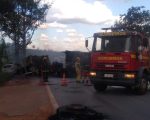 Carro e carreta pegam fogo e acidente deixa vítimas na BR-262, em Luz