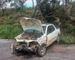 Carro desgovernado cai em ribanceira e deixa motorista gravemente ferida, na MG-050