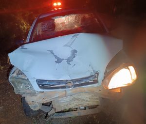 Carro freia, causa colis&atilde;o traseira e foge, na BR-352 em Abaet&eacute;