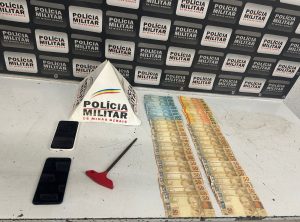 Divin&oacute;polis: dupla &eacute; presa por extors&atilde;o com moto furtada; outro homem est&aacute; foragido