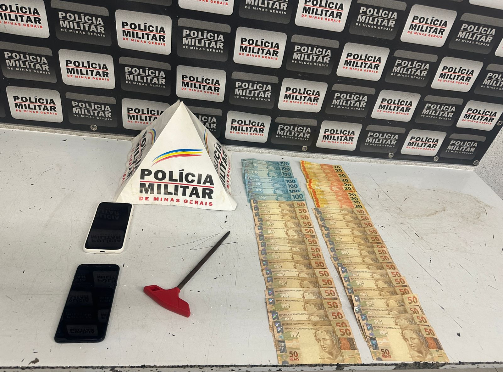 Divinópolis: dupla é presa por extorsão com moto furtada; outro homem está foragido