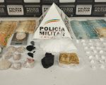 Homem que escondia drogas em casa e as traficava em praça é preso em Divinópolis
