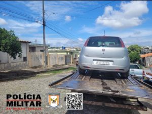 Mulher &eacute; levada &agrave; delegacia ap&oacute;s dirigir carro furtado, na AMG-0345 em Divin&oacute;polis