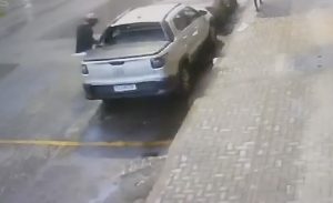 V&iacute;deo: caminhonete &eacute; furtada no Centro de Divin&oacute;polis