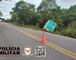 Caminhão sai da pista para evitar colisão em Itapecerica