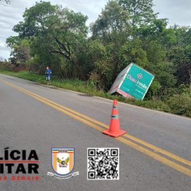 Caminhão sai da pista para evitar colisão em Itapecerica