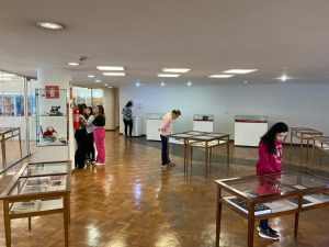 Biblioteca P&uacute;blica Estadual promove a exposi&ccedil;&atilde;o &ldquo;A Hist&oacute;ria da moda atrav&eacute;s dos s&eacute;culos&rdquo;