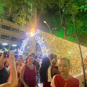 Acender de Luzes e visitação à Casinha do Papai Noel celebram o Natal em Divinópolis