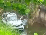 Carro cai em córrego e motorista fica ferido em Betim
