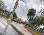 Carro capota e interdita Avenida João César de Oliveira em Contagem; 5 ficam feridos