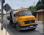 Caminhão da Copasa cai em buraco da Copasa em Divinópolis
