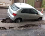 Cratera isola moradores e engole carro no Centro de Divinópolis