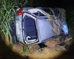 Carro capota na MG-429 em Lagoa da Prata e deixa dois feridos
