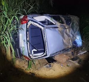 Carro capota na MG-429 em Lagoa da Prata e deixa dois feridos