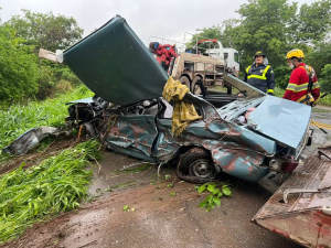 Caminhão joga dois carros em ribanceira na BR-262 em Bom Despacho