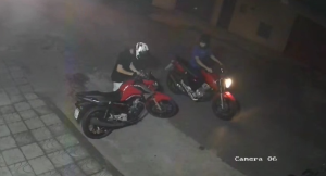 V&iacute;deo: dupla tenta furtar moto e foge, no S&atilde;o Jos&eacute; em Divin&oacute;polis