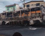 Incêndio destrói ônibus na Grande BH; veja vídeo