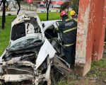 Motorista embriagado bate carro e fica ferido em passarela na Grande BH