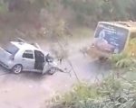Motorista morre após carro bater em carreta e micro-ônibus na Grande BH