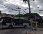 Ônibus derruba poste e interdita trânsito no Betânia, em BH