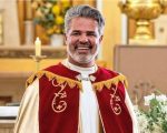 Padre é afastado após vazamento de fotos íntimas e cerveja na mão