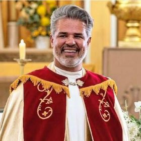 Padre é afastado após vazamento de fotos íntimas e cerveja na mão