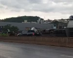 VÍDEO: Batida entre caminhão e carreta trava o Anel Rodoviário de BH