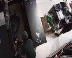 Vídeo: Criminosos assaltam loja em plena luz do dia na Grande BH