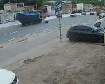 Vídeo: homem cai de caminhão em movimento em BH