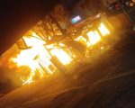 VÍDEO: Incêndio destrói barracões de madeira e mobiliza bombeiros no Nova Cachoeirinha, em BH