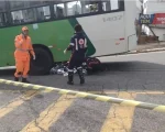 VÍDEO: Motociclista morre após ser atingida por ônibus em Itabira (MG)