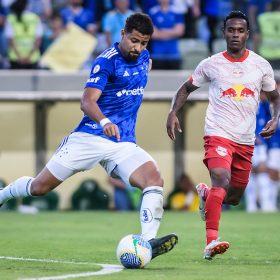 Raposa vai atr&aacute;s da vaga na Libertadores. RB Bragantino x Cruzeiro. A Minas FM transmite.