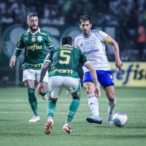 Com port&otilde;es fechados, Raposa tenta vaga na Libertadores. Cruzeiro x Palmeiras. A Minas FM transmite.