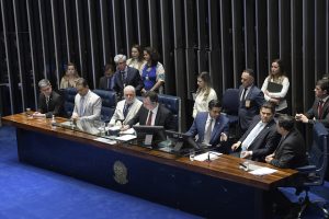 Senado Aprova: pacote de corte de gastos e restri&ccedil;&atilde;o a celular nas escolas