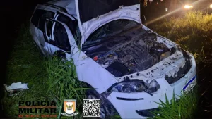Pedra do Indai&aacute;: Carro capota na MG-050 e deixa dois feridos